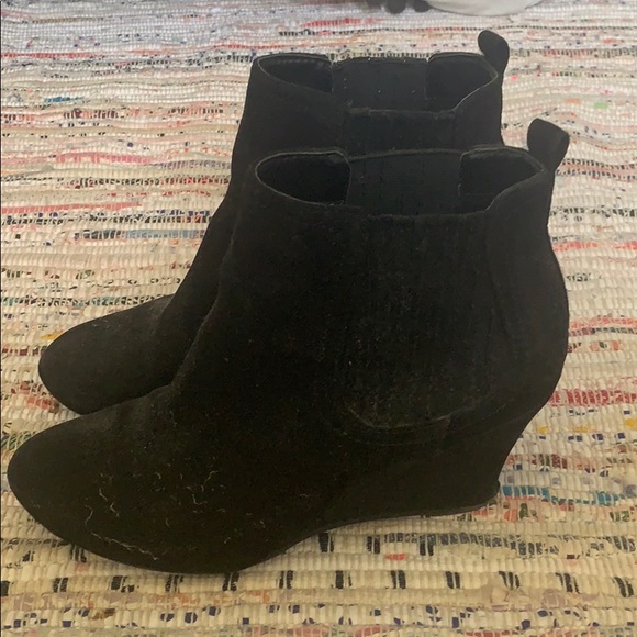 black wedges from gap - Picture 2 of 3